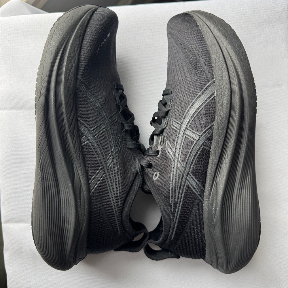 ASICS Gel-Nimbus 27, Men's Charcoal shoes size 9.5 in excellent condition